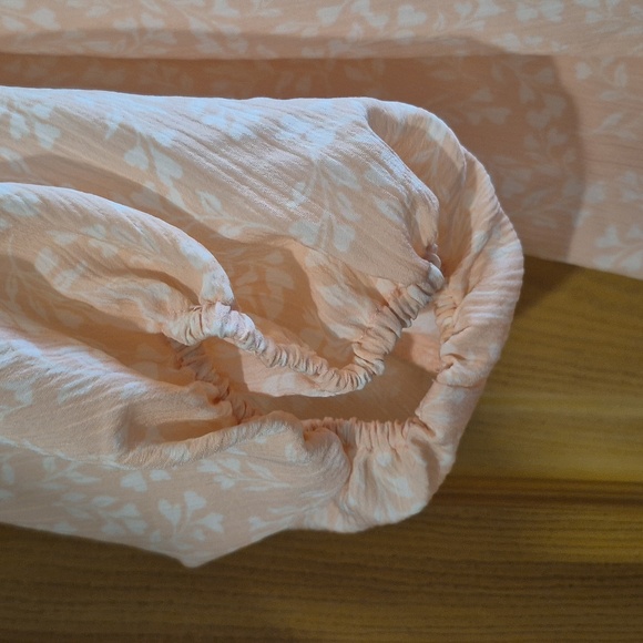Laura Conrad Elastic Neckline And Cuff  Light Peach And Cream Floral Pattern. - Picture 2 of 7
